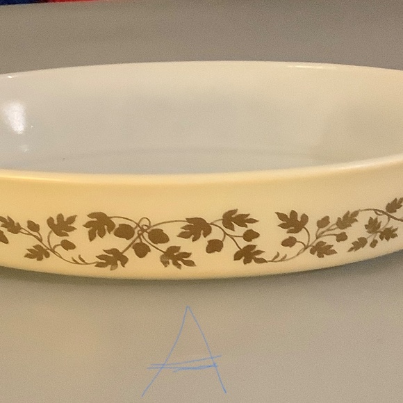 PYREX Vintage Golden Acorn oven to table casserole Excellent Condition No Lid - Picture 4 of 5